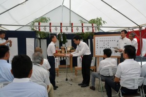 広島建設グループから、木内区長に目録が贈呈された